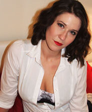 Bella, a flirty MILF available for sexting